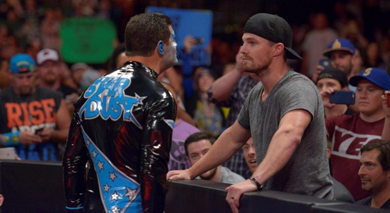 WWE: Stardust y Stephen Amell podrían enfrentarse de nuevo