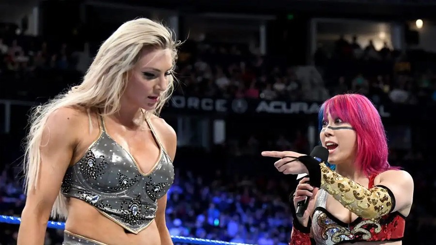 Asuka y Charlotte en SmackDown Live