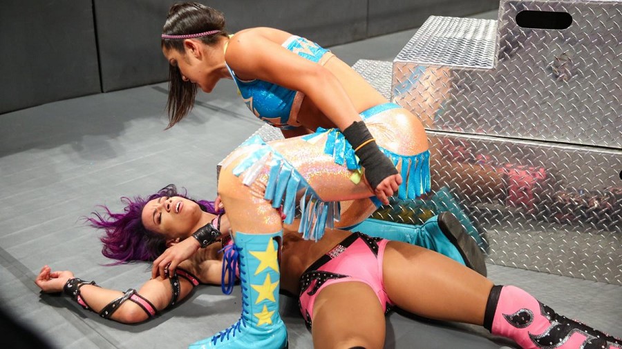 WWE - Bayley ataca a Sasha Banks
