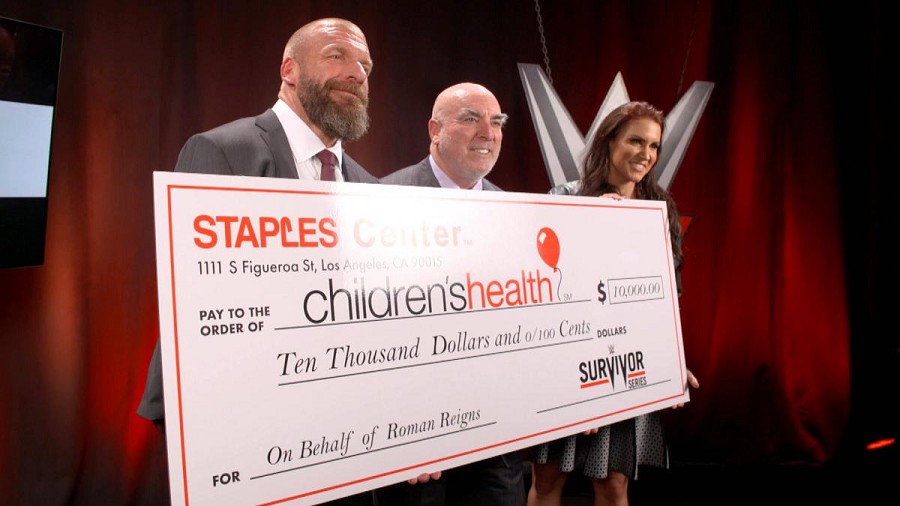 WWE Raw: Braun Strowman lesionado - El Staples Center hace una donaciÃ³n en honor a Roman Reigns